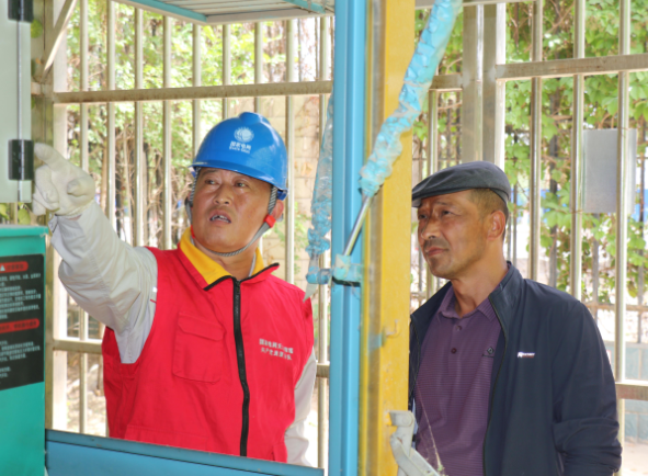 成都电力运维|国网库车市供电公司保电小组负责人在学校内配电室旁陪女儿高考